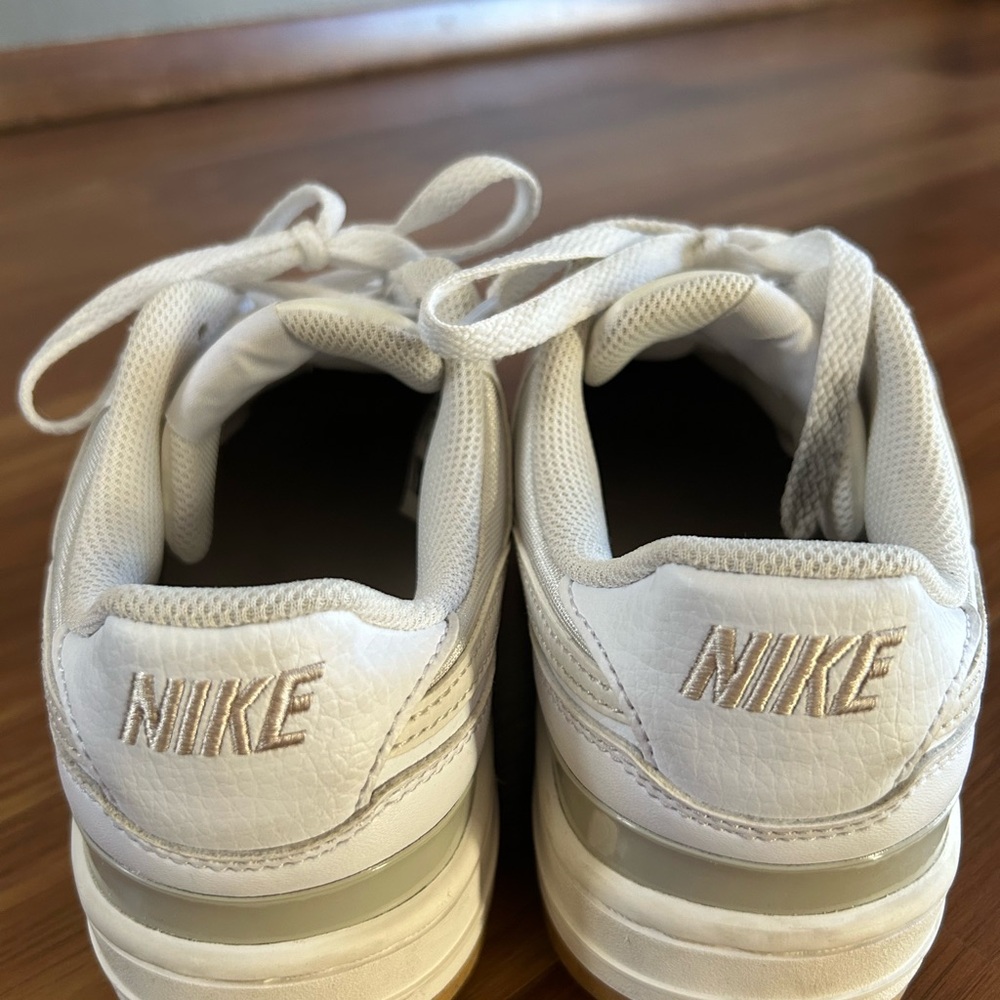Women’s Nike Gamma Force Shoes (White/Light Bone/Sanddrift/Phantom) - Picture 8 of 9